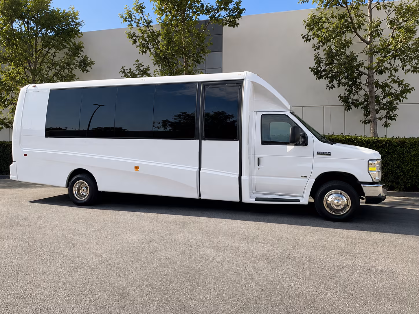 bus rentals for corporate retreats team outings and client entertainment in south florida